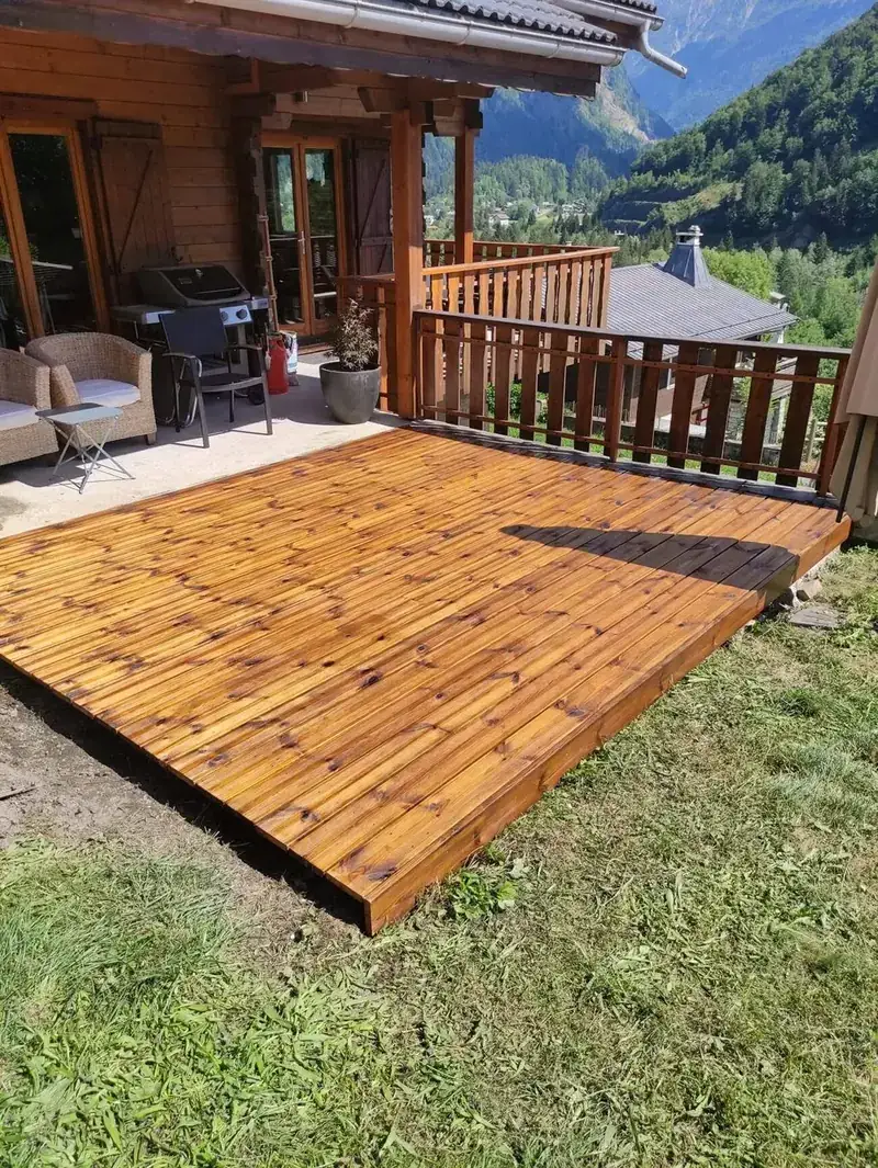 Terrasse en bois devant un chalet de montagne, réalisée par Défi Bois